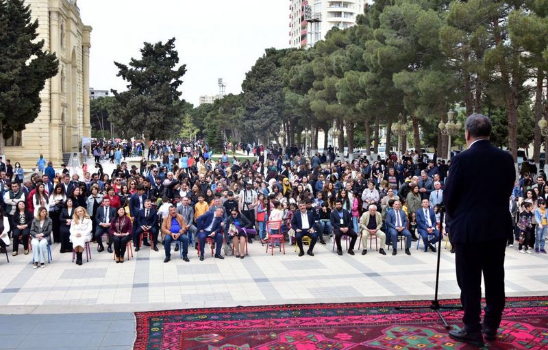 Siz kitabla gəlin, biz güllə-çiçəklə qarşılarıq! - 