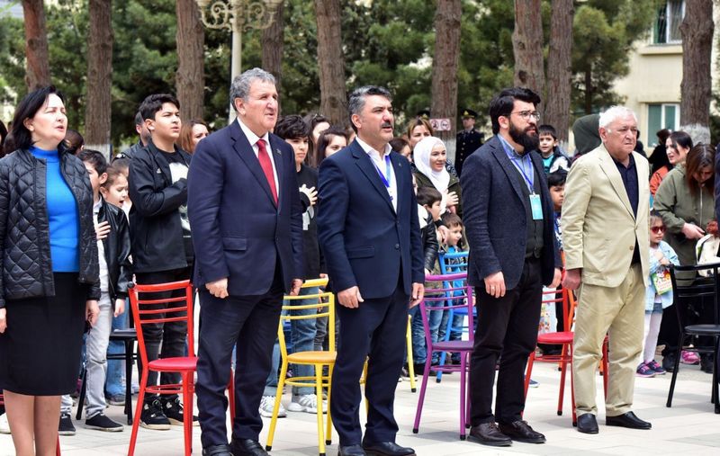 Siz kitabla gəlin, biz güllə-çiçəklə qarşılarıq! - 