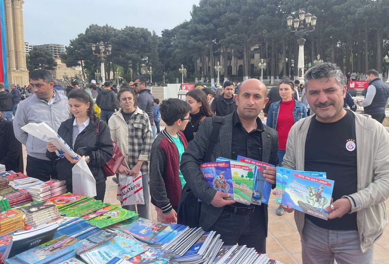 Siz kitabla gəlin, biz güllə-çiçəklə qarşılarıq! - 