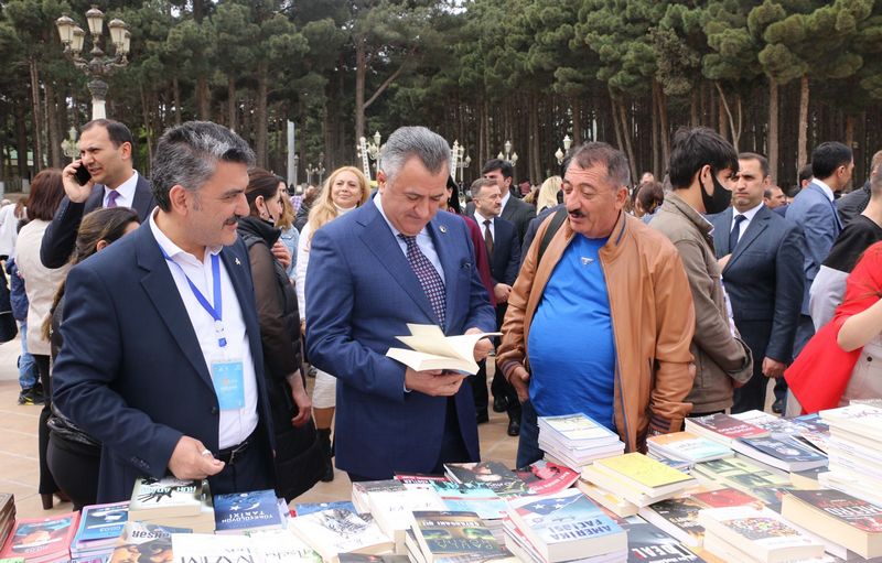 Siz kitabla gəlin, biz güllə-çiçəklə qarşılarıq! - 