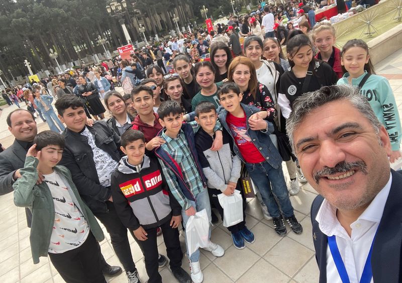 Siz kitabla gəlin, biz güllə-çiçəklə qarşılarıq! - 