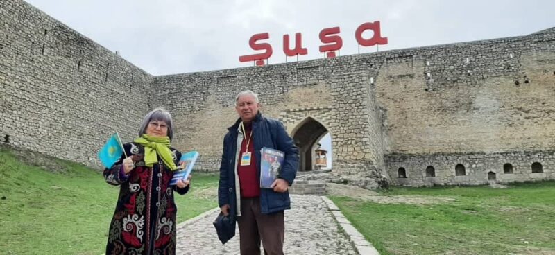 Nəsihə xanım Şuşanın Gəncə qapısında Qazaxıstan bayrağını qürurla dalğalandırır