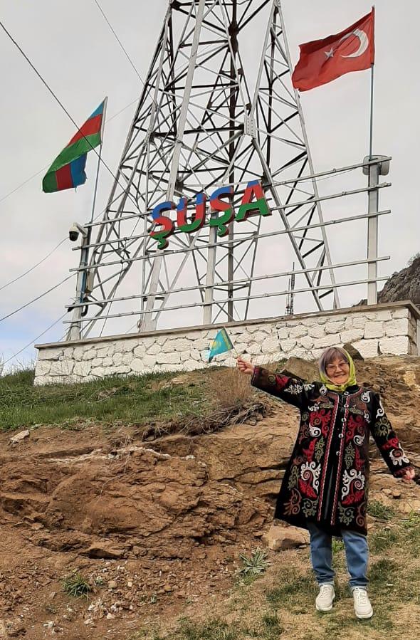 Nəsihə xanım Qazaxıstan bayrağını Şuşanın girişində qardaş ölkələrin bayraqlarıyla birlikdə dalğalandırır