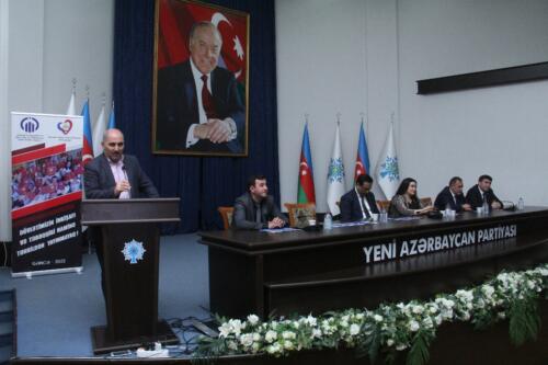 Azər Həsrət çıxış edərkən