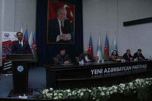Elman Nəsirov çıxış edərkən